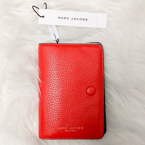 Marc Jacobs Handbags - Marc Jacobs leather wallet